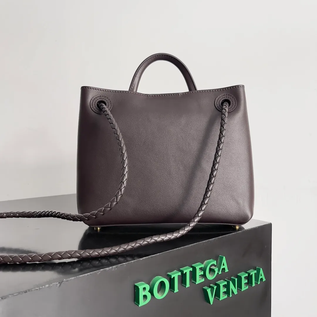 Batch 2160 BV The all-leather Andiamo is new, a very casual splayed buckle bag, which also means that its weight is very light, which greatly reduces our burden when going out for shopping. It can be carried cross-body, hand-held, or carried under the armpit. Taking into account the different backpacking habits of people, the simple design brings us more inspiration. Matched with various keychains and dolls, it will become the finishing touch in the outfit. Medieval style and modern style can also be perfectly blended🫧🫧 Style number: 810213 Size: 25*22*10.5cm